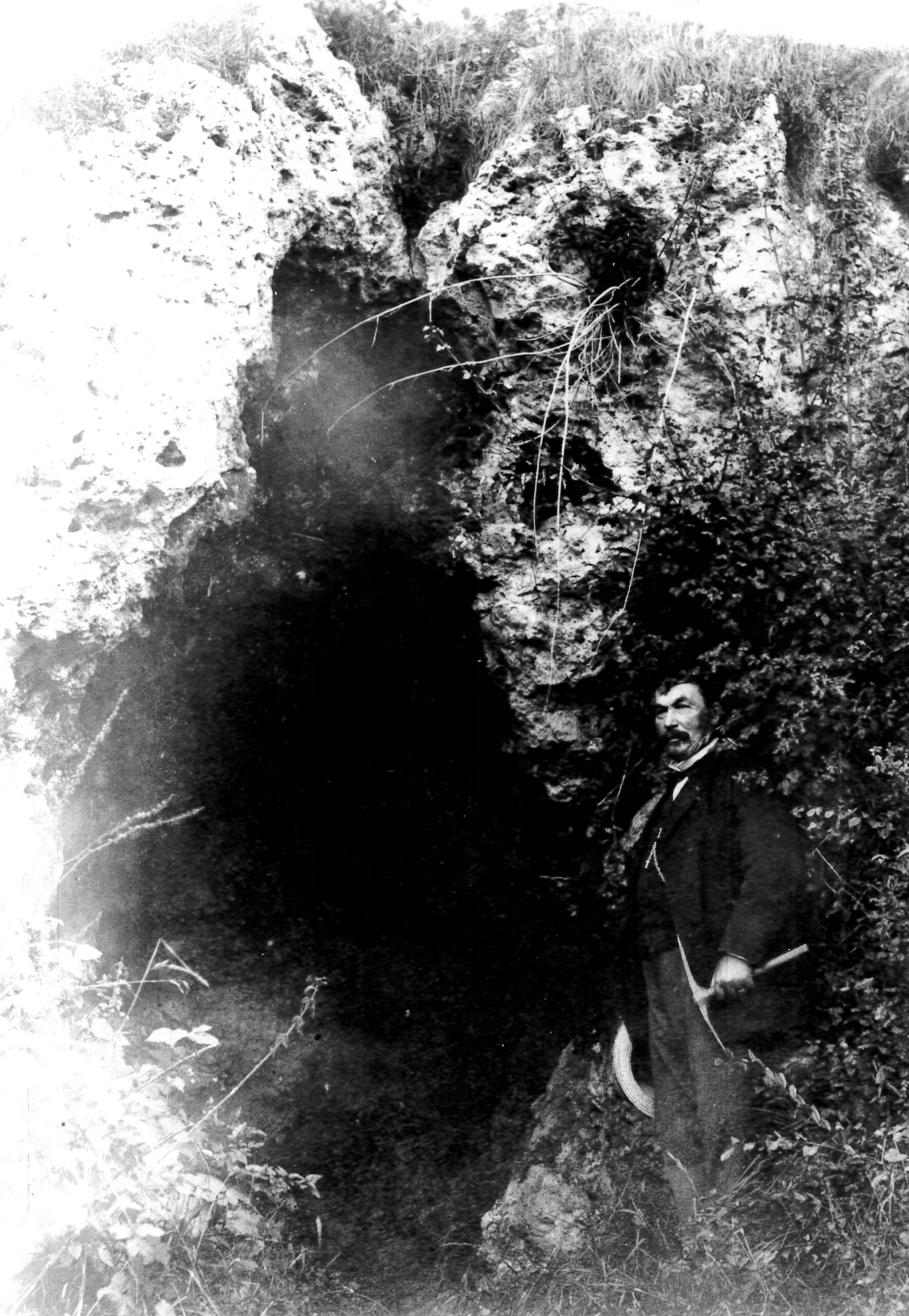 Le docteur Joseph Bailleau devant l’une des grottes de Châtelperron. © DR