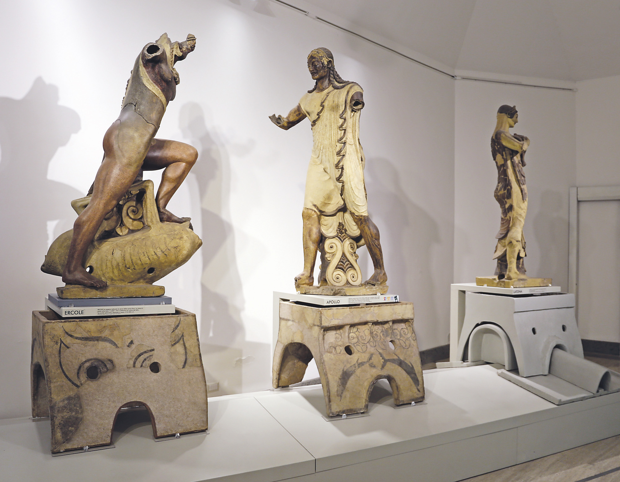 Le groupe des trois sculptures de Veio : Hercule, Apollon et Latone. © ETRU, Archivio fotografico Museo Nazionale Etrusco di Villa Giulia.