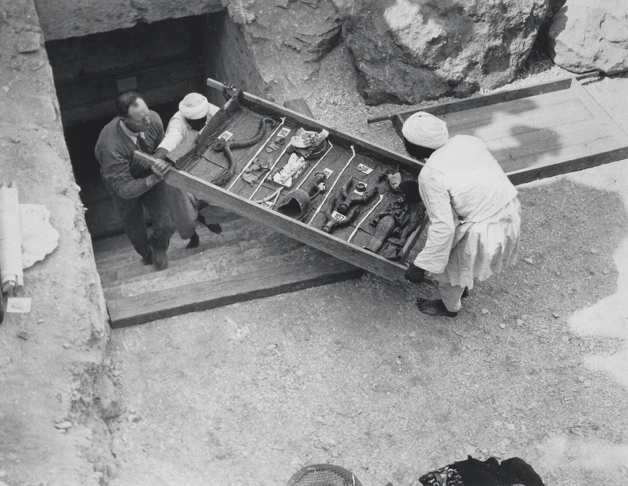 Découverte de la tombe de Toutânkhamon en 1922 : une pièce de chariot est extraite du tombeau. © Bridgeman Images