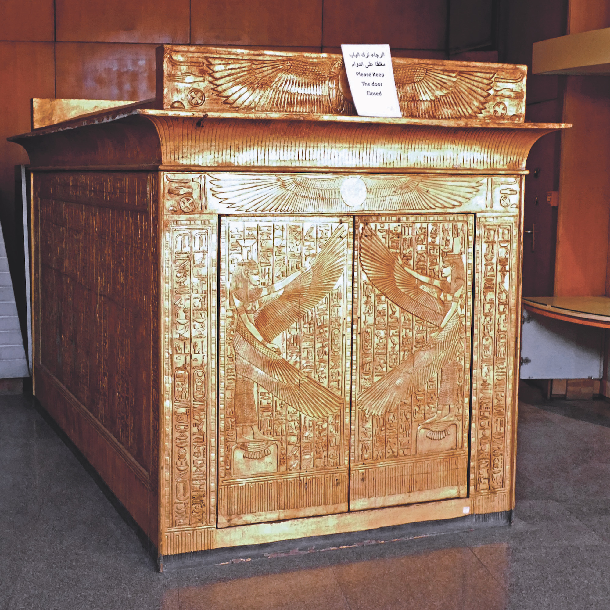 Chapelle funéraire du tombeau de Toutânkhamon contenant le sarcophage et les cercueils du pharaon. © akg-images / WHA / World History Archive 