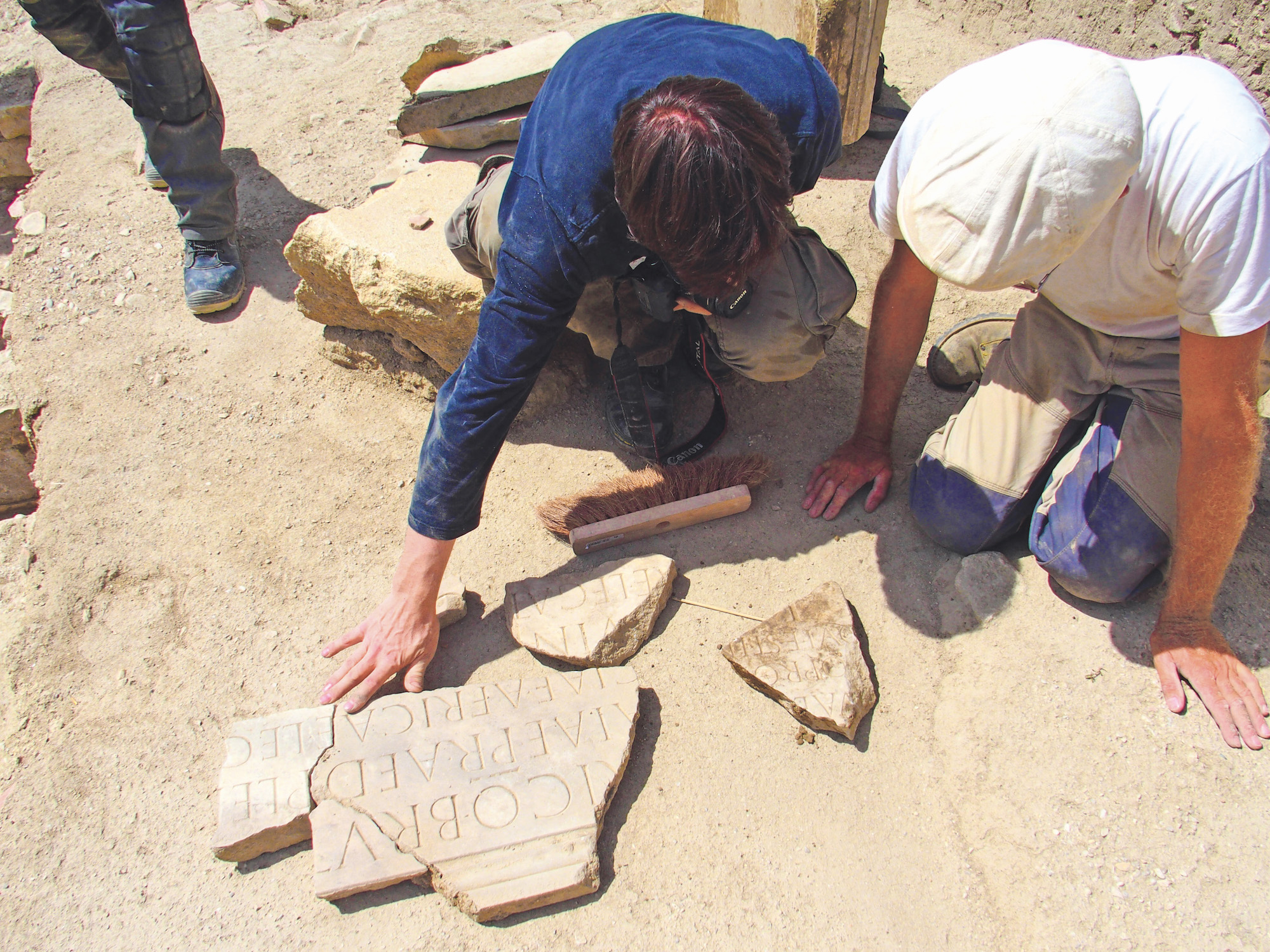 Découverte d’inscriptions lors des fouilles programmées du forum en 2015. © Marie-Françoise Dumont-Heusers
