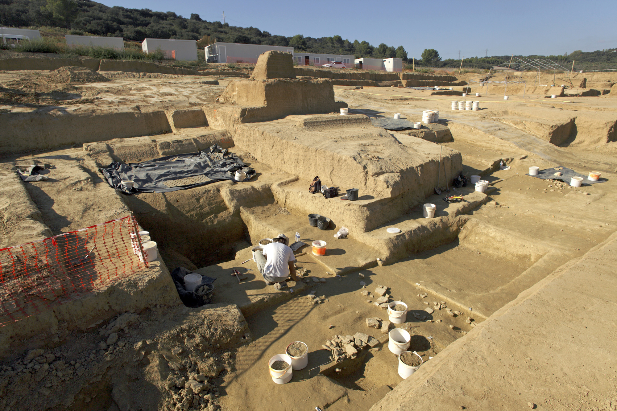 Vue des fouilles dans les niveaux paléolithiques du site de Bellegarde en 2016. © Rémi Benali, Inrap