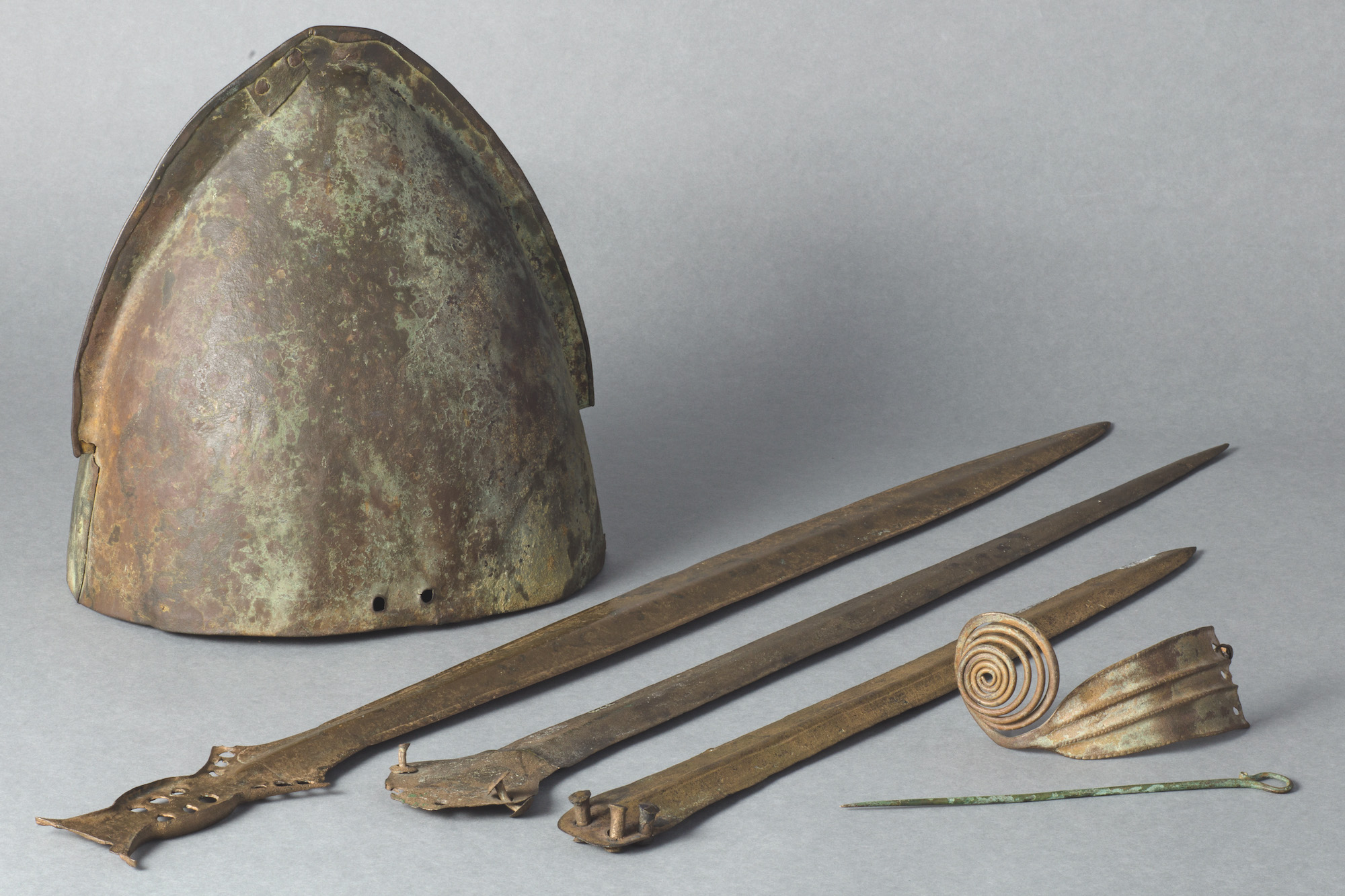 Ensemble d’objets prestigieux de l’âge du Bronze (casque, épées, parures) découverts dans la Saône au cours de dragages sur l’ancien passage à gué de Seurre. © Musée Vivant Denon, Chalon-sur-Saône, Jérôme Beg