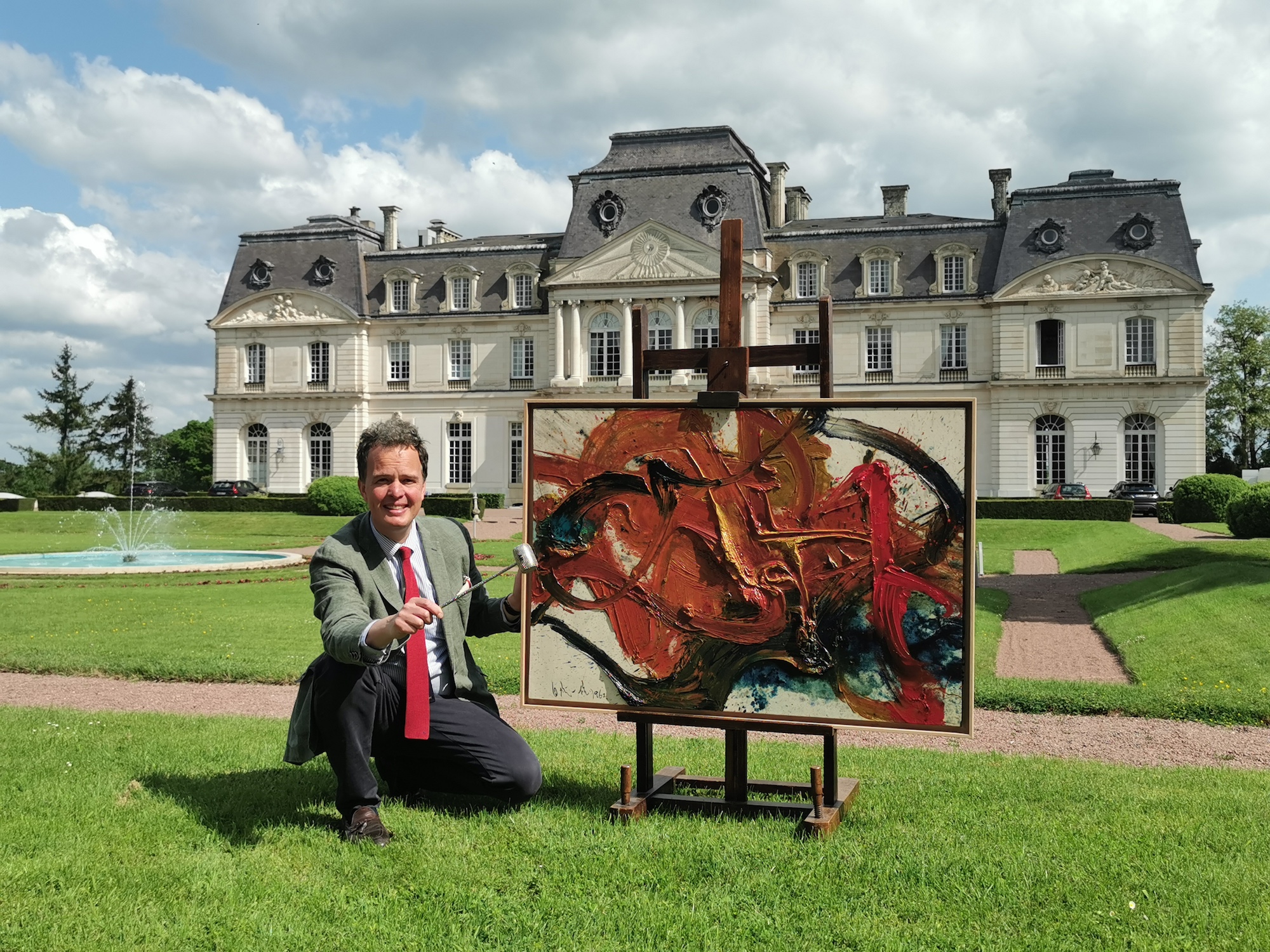 Aymeric Rouillac pose aux côtés de la toile T34 de Kazuo Shiraga devant le château d'Artigny où elle sera vendue le 4 juin. © Rouillac