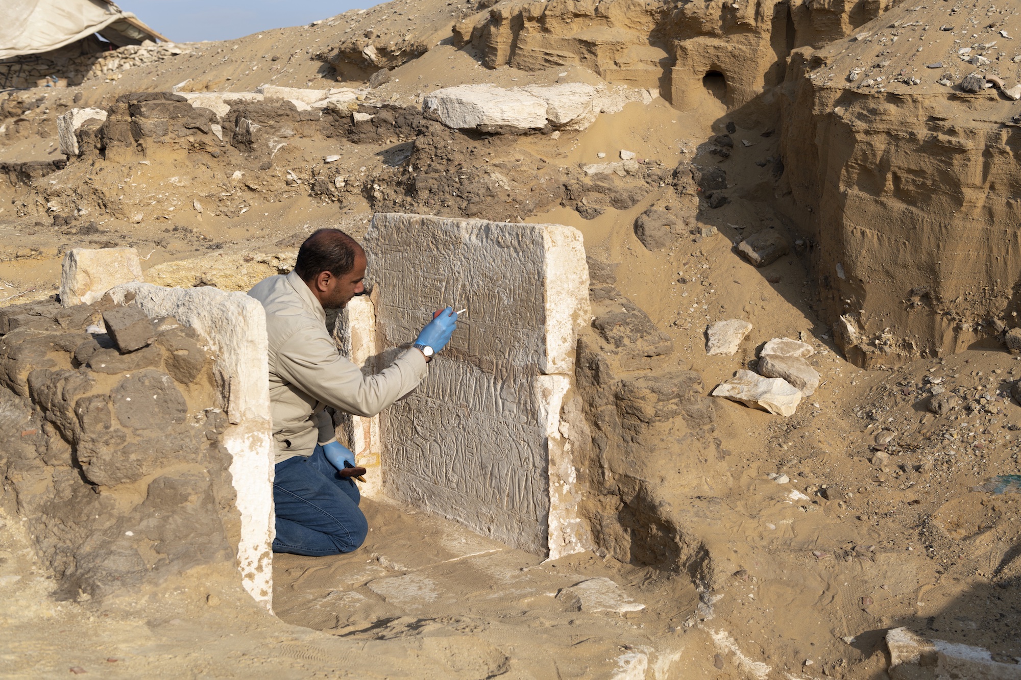 Nettoyage en cours des décors de la chapelle funéraire de Youyou à Saqqara 2023. © Expédition Leyde-Turin à Saqqara