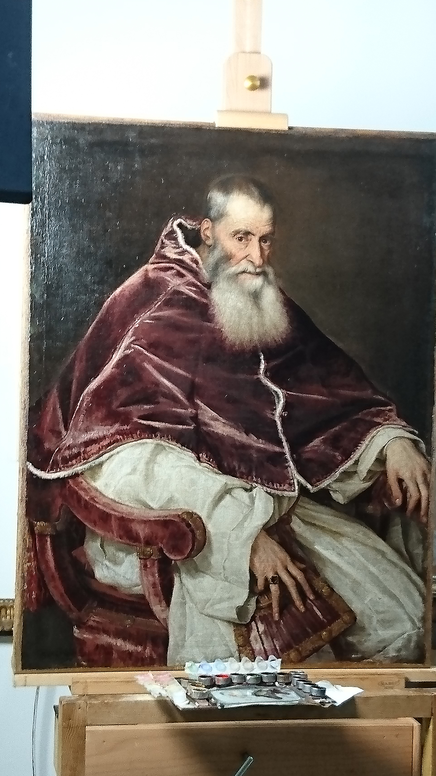 Le Portrait de Paul III, tête nue de Titien (1488-1576) dans l’atelier de restauration du Museo de Capodimonte. © A.F.