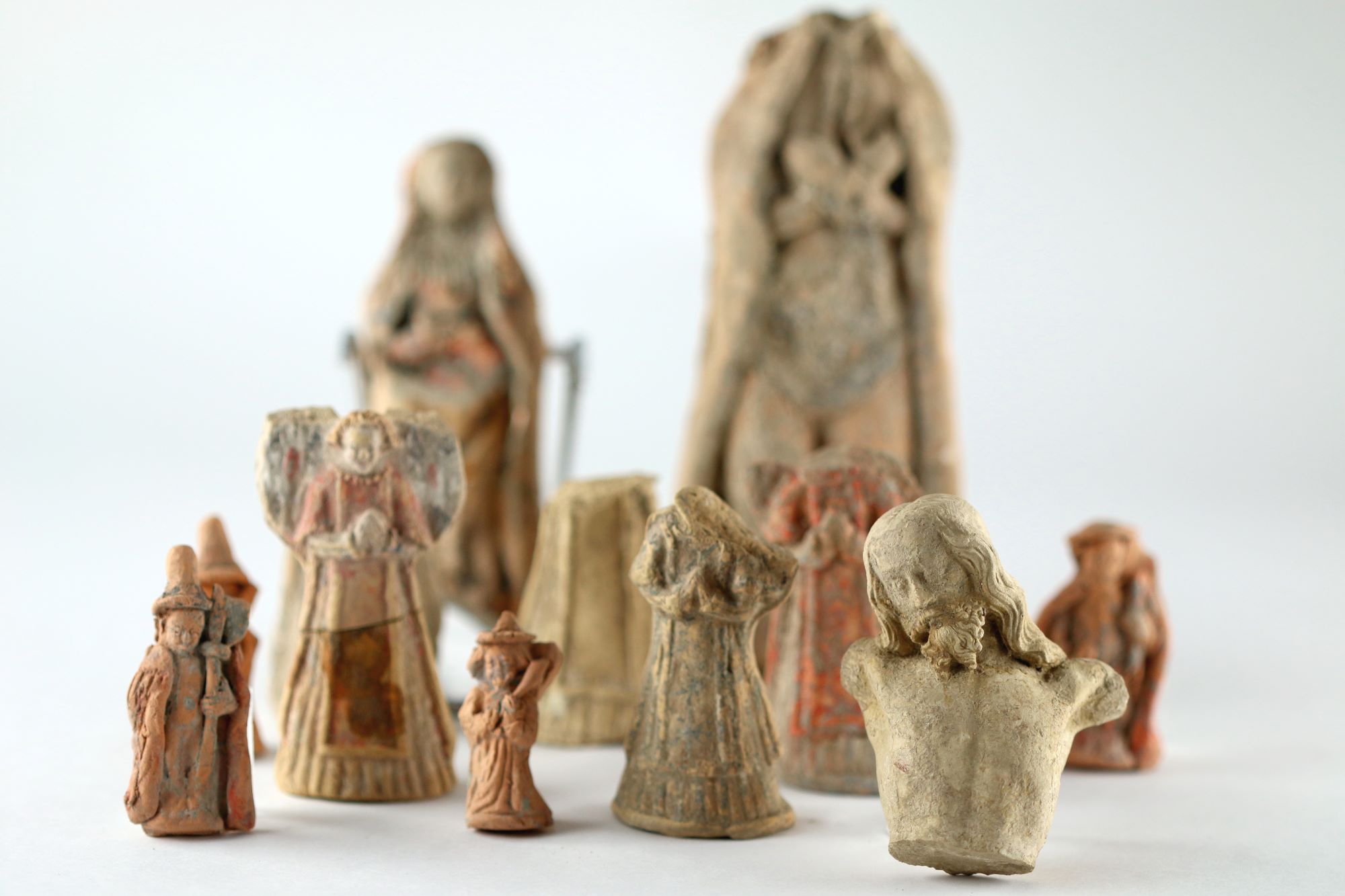 Série de figurines mise au jour dans la nef de l’église. Probables objets de dévotion offerts ou achetés par les religieuses. © Mathilde Noël, Inrap