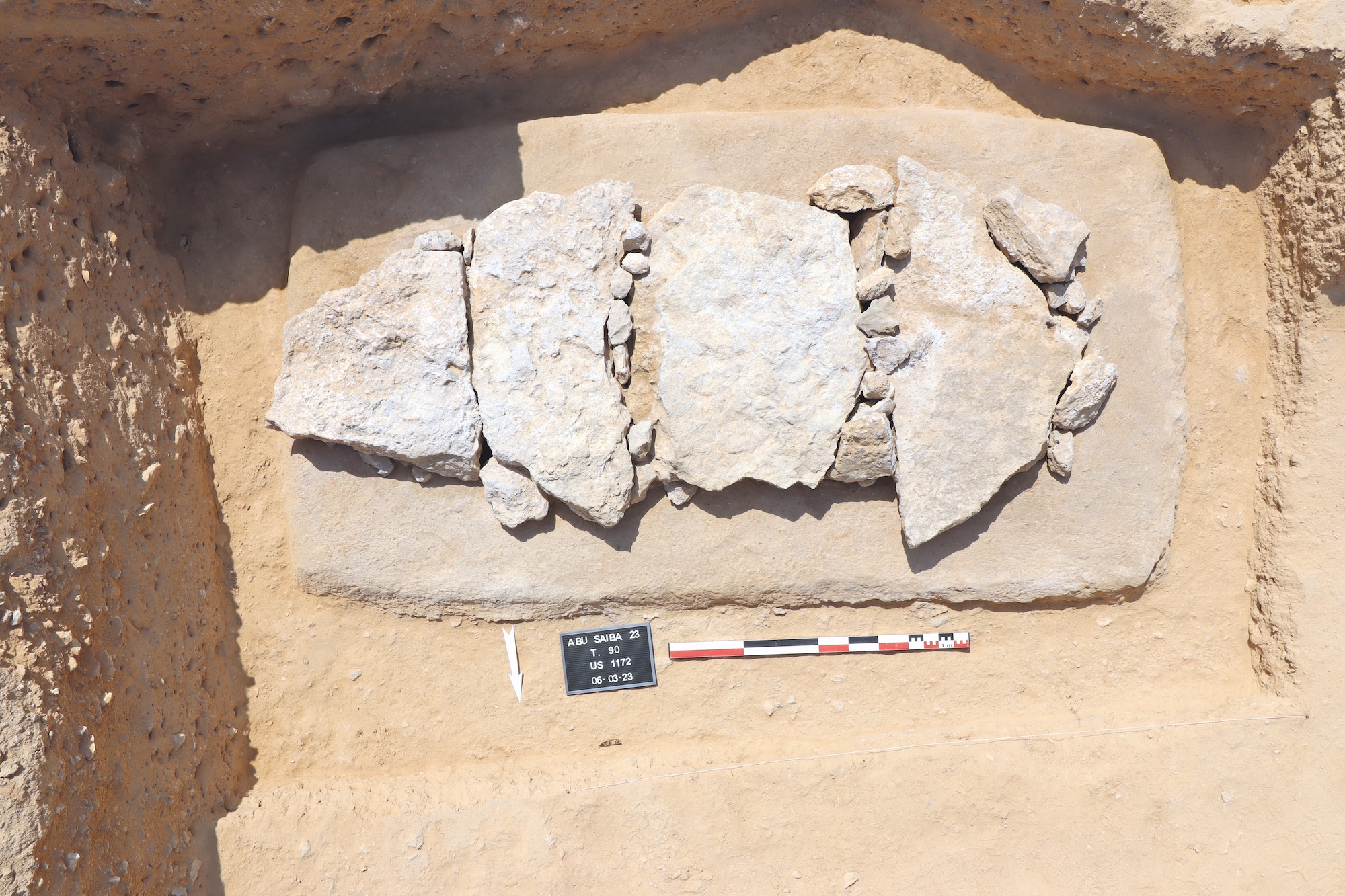 Une tombe avant ouverture : les interstices entre les quatre dalles principales étaient bouchés par de petites pierres, puis l’ensemble était scellé au mortier. © Mission archéologique française à Bahreïn