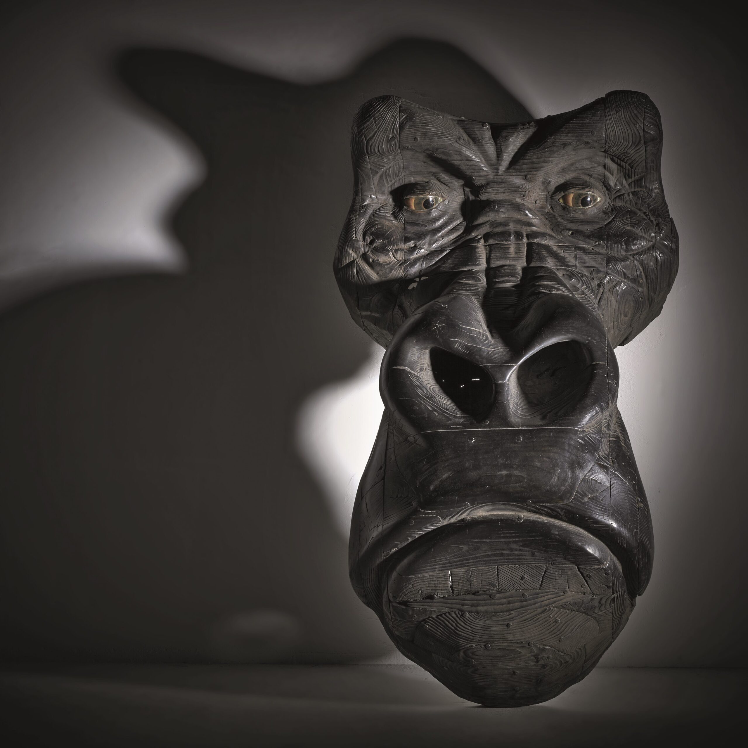 Quentin Garel (né en 1975), Masque de gorille, 2011. Bois patiné noir, 160 x 67 x 103 cm. Paris, galerie Jacques De Vos. © Christian Baraja 