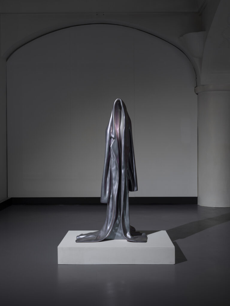 Guillaume Leblon (né en 1971), The innocent’s coat #6, 2016. Aluminium et peinture melachrome. © Courtesy de l’artiste et de la Galerie Nathalie Obadia Paris / Bruxelles