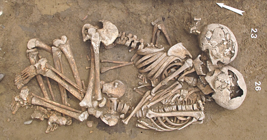 Dans la sépulture, deux squelettes ont été enterrés enlacés. L’analyse paléogénétique a révélé qu’il s’agit de deux frères. © L. Pecqueur, Mission Mentesh Tepe