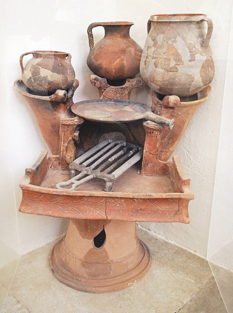 Réchaud de type Bakalakis et vases culinaires, musée de Délos. © EFA