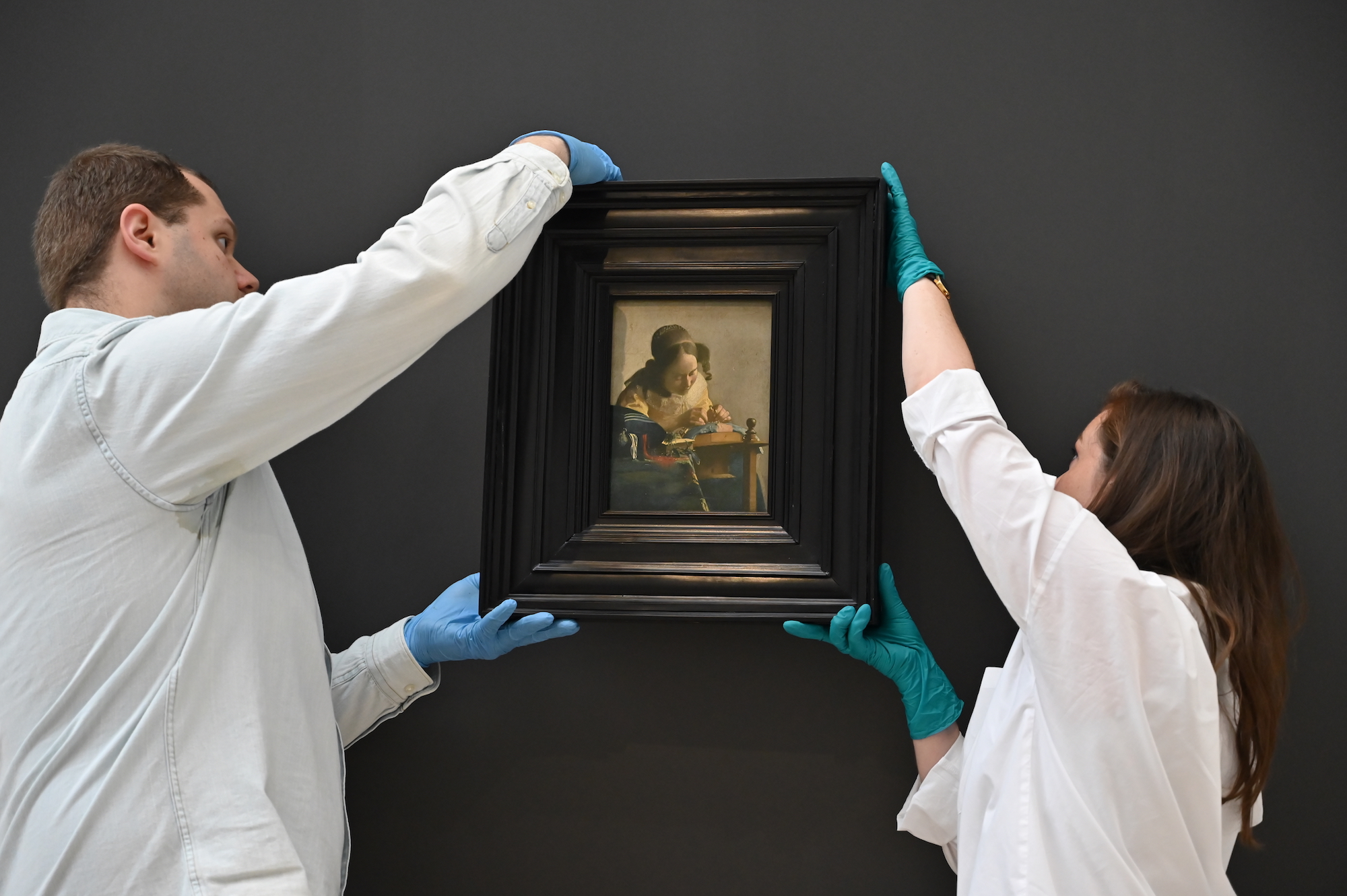 La Dentellière de Vermeer prend ses quartiers au Louvre-Lens. Photo service de presse. © Fréderic Iovino Louvre-Lens
