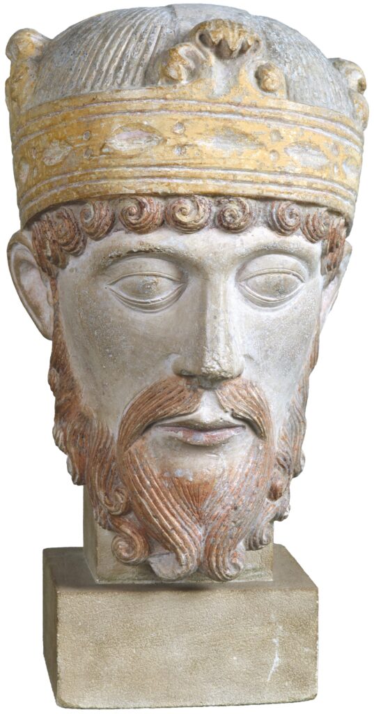 Portrait dit de Lothaire. Calcaire polychrome, XIIe siècle. Découvert en 1919 lors de fouilles effectuées dans la basilique Saint‐Remi. © Reims, musée Saint‐Remi