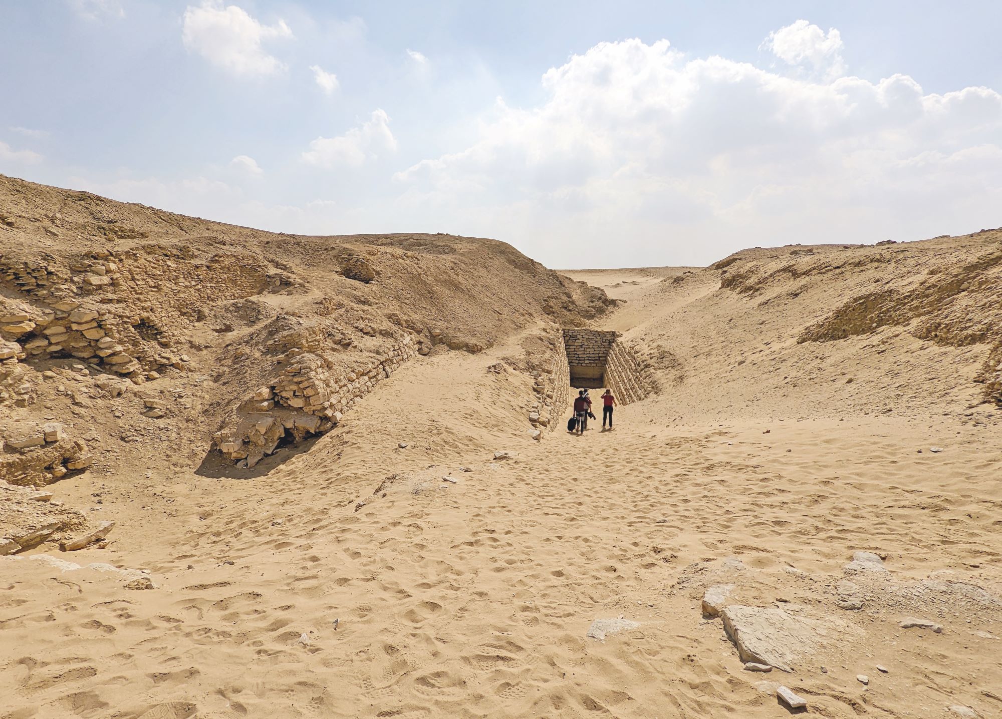 Tranchée conduisant aux souterrains de la pyramide de Sekhemkhet. © Franck Monnier