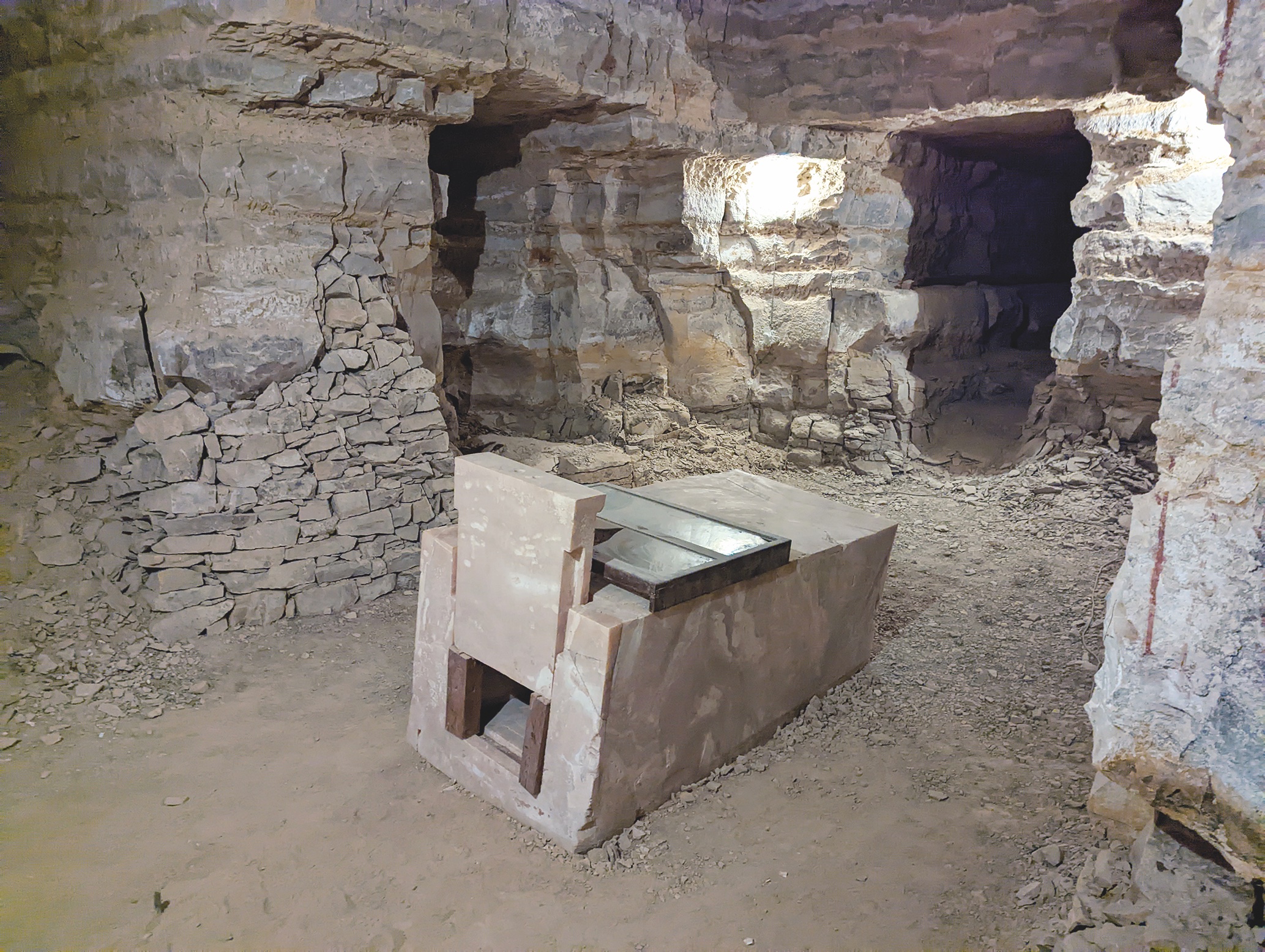 Sarcophage en travertin-albâtre gisant au milieu de la chambre funéraire de la pyramide. © Franck Monnier