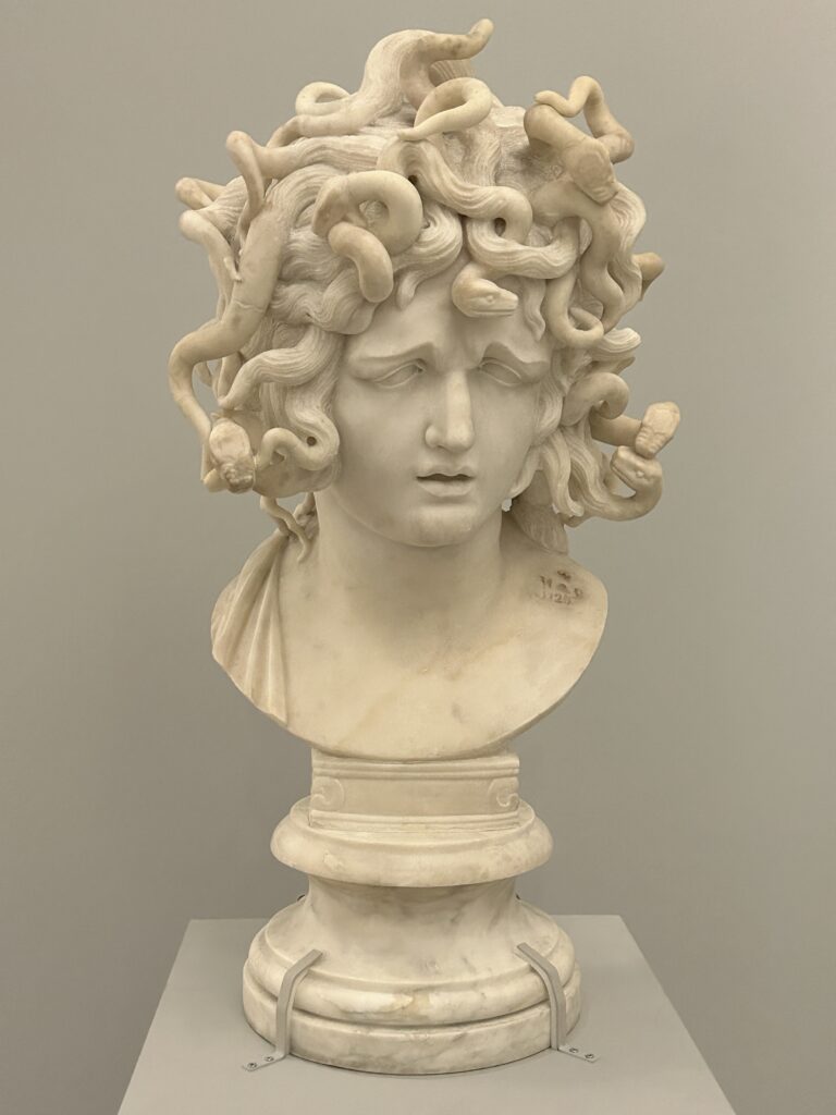 Anonyme, d’après Gian Lorenzo Bernini, dit Bernin (1598-1680), Buste de Méduse, XVIIIe siècle (?). Marbre. Paris, département des Sculptures du musée du Louvre. © OPM