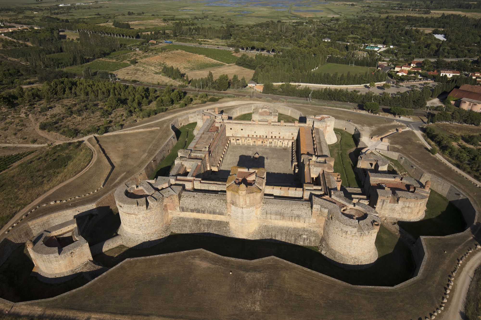 Fort de Salses, vue générale prise de l’Ouest. Photo service presse. © Rémy Marion / Centre des monuments nationaux, 2023