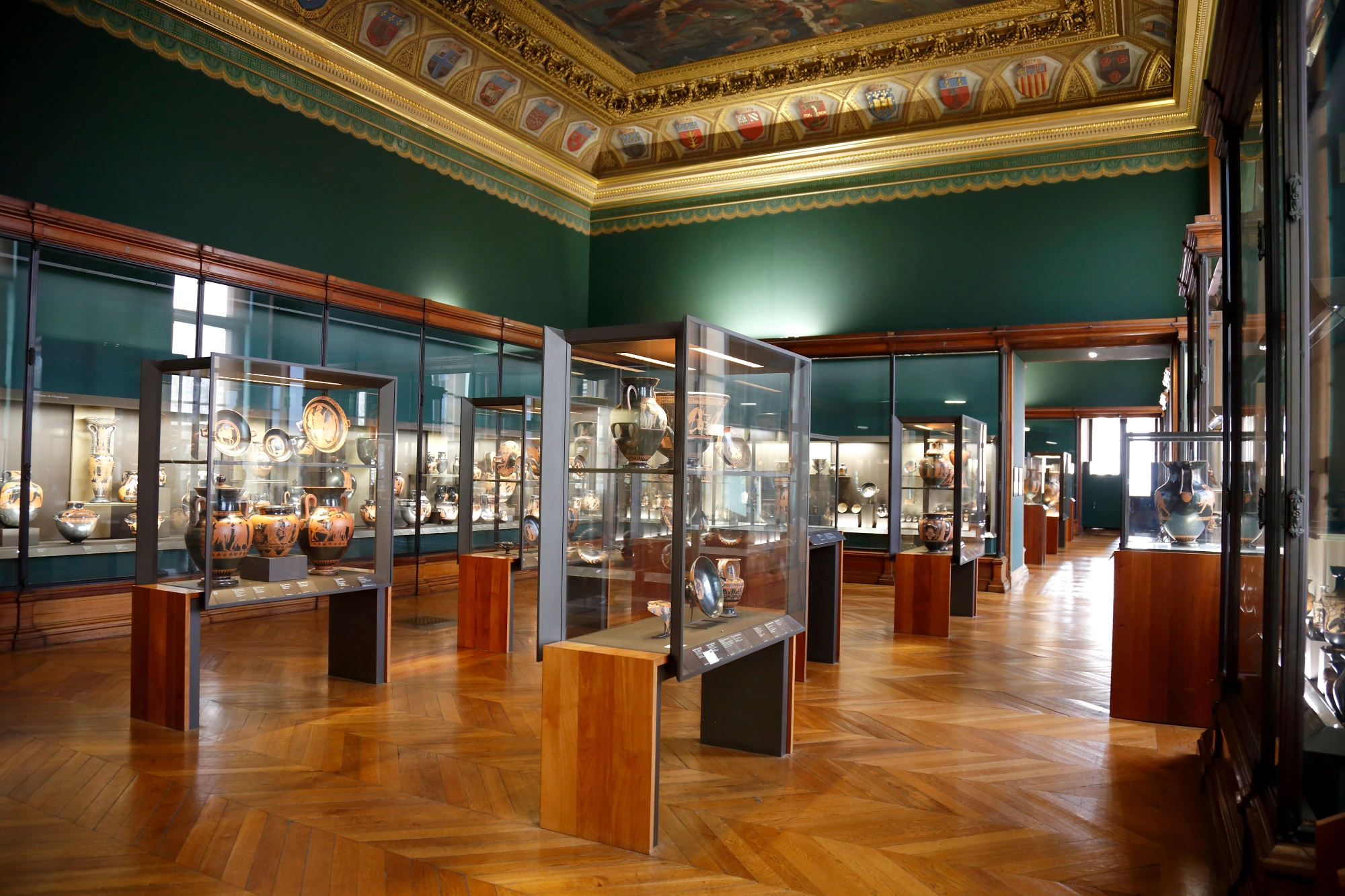 La Galerie Campana, écrin de la céramique grecque au musée du Louvre. © DR