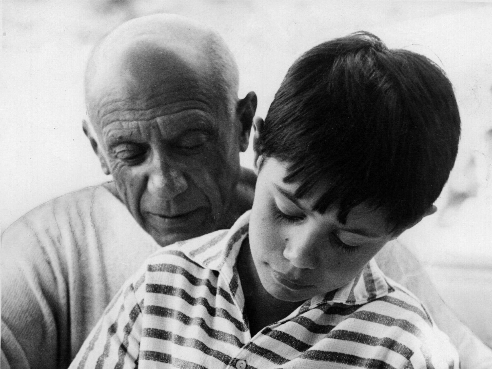 Pablo Picasso et son fils Claude à La Garoupe, Antibes (détail) le 19 août 1955. © Picture Alliance / DPA / Bridgeman Images 