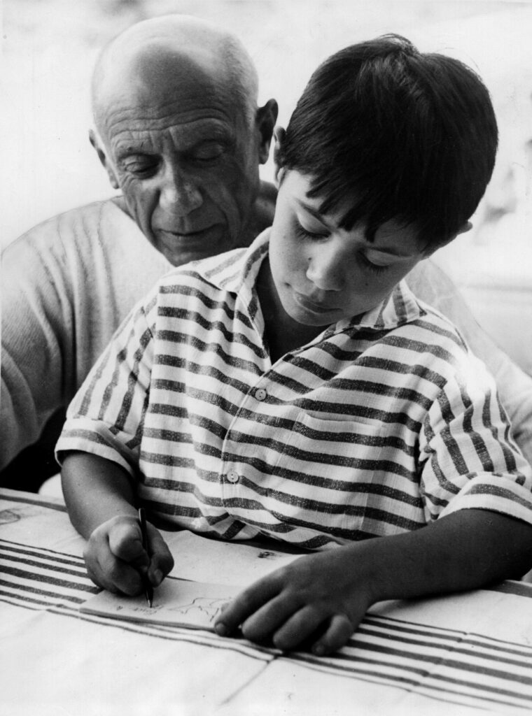Pablo Picasso et son fils Claude à La Garoupe, Antibes, le 19 août 1955. © Picture Alliance / DPA / Bridgeman Images 