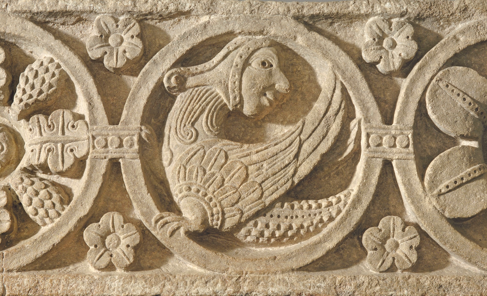 Fragment de la frise sculptée du triforium de l’avant-nef de la Maior Ecclesia. © Ph. Berthé / CMN