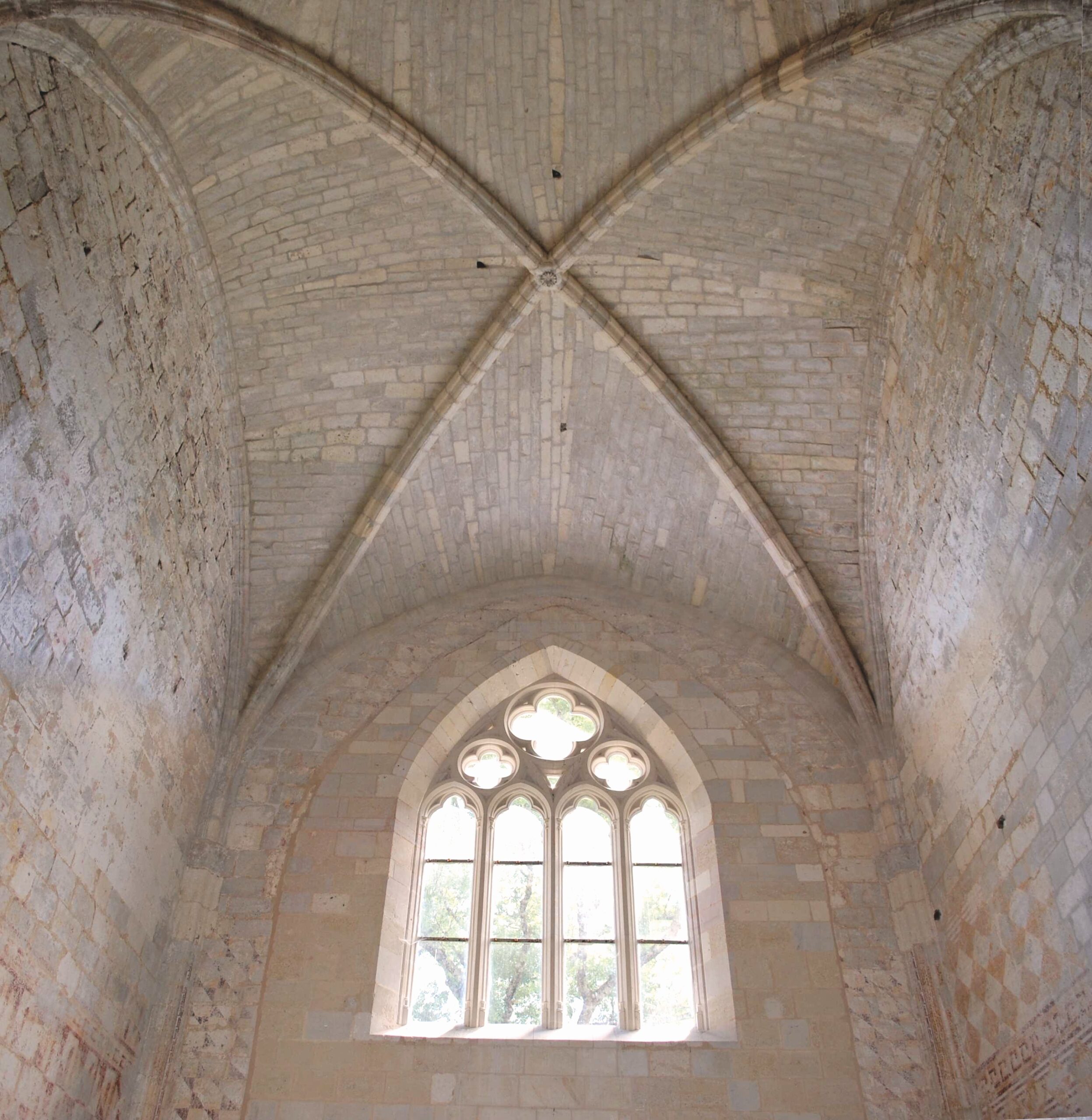Vue de la voûte sur croisée d’ogives du chœur de l’église abbatiale de Châtres. © Ph. Birolleau