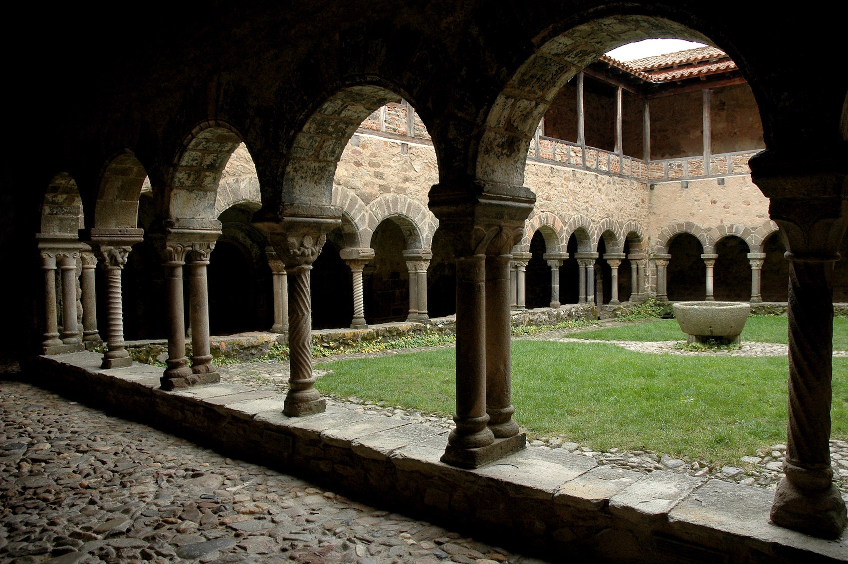 Le cloître roman de l’abbaye de Lavaudieu. © Association les Amis de Lavaudieu