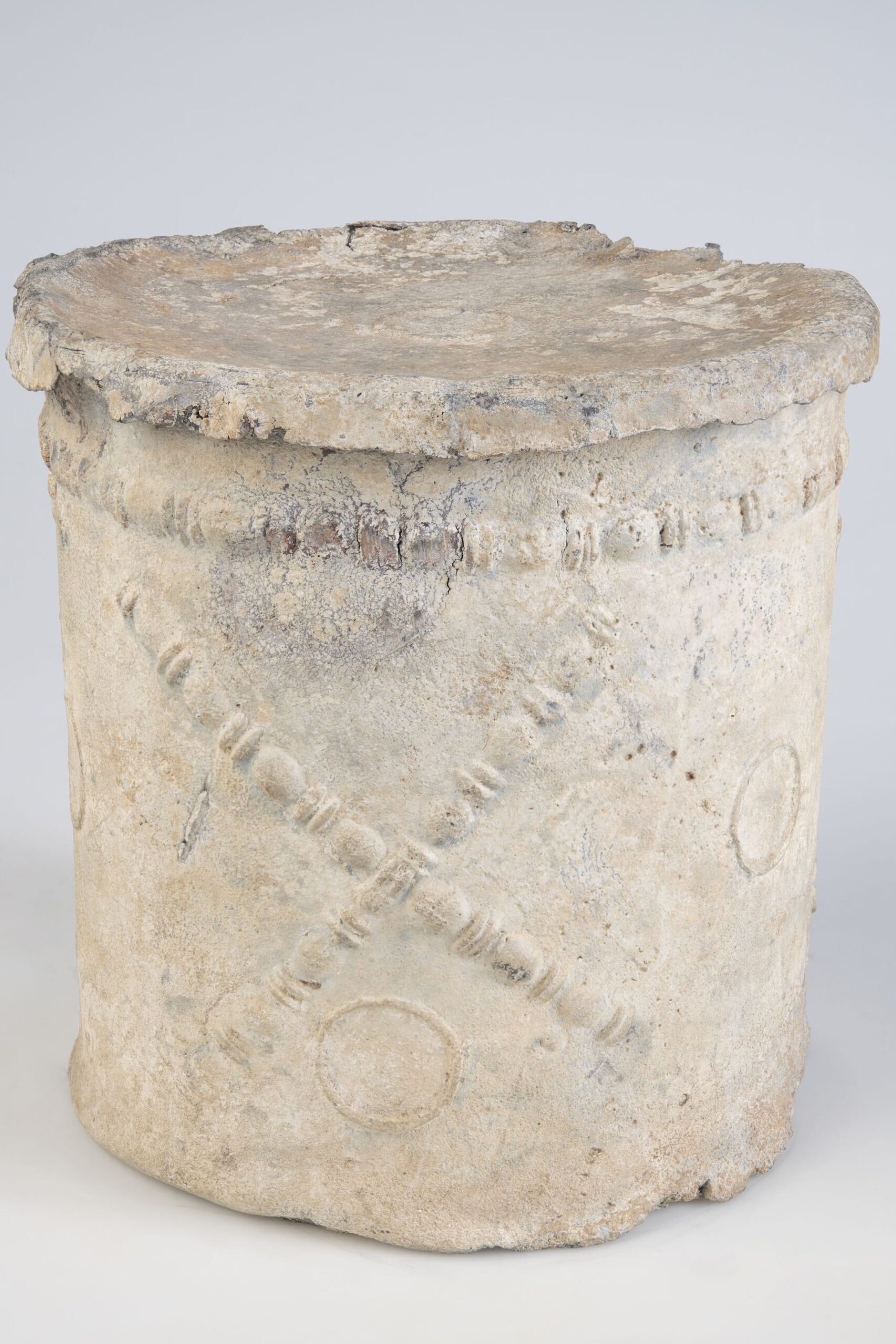 Urne (couvercle et cuve). Plomb, IIe-IIIe siècles. Rouen, musée des Antiquités. Restauré en 2022. © Laboratoire Arc’antique de Nantes