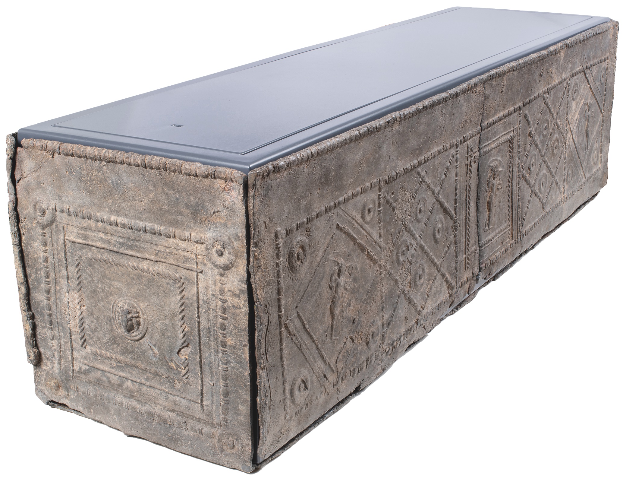 Cercueil d’enfant. Plomb, IIIe siècle ?, Rouen, musée des Antiquités. Restauré en 2022. © Laboratoire Arc’antique de Nantes