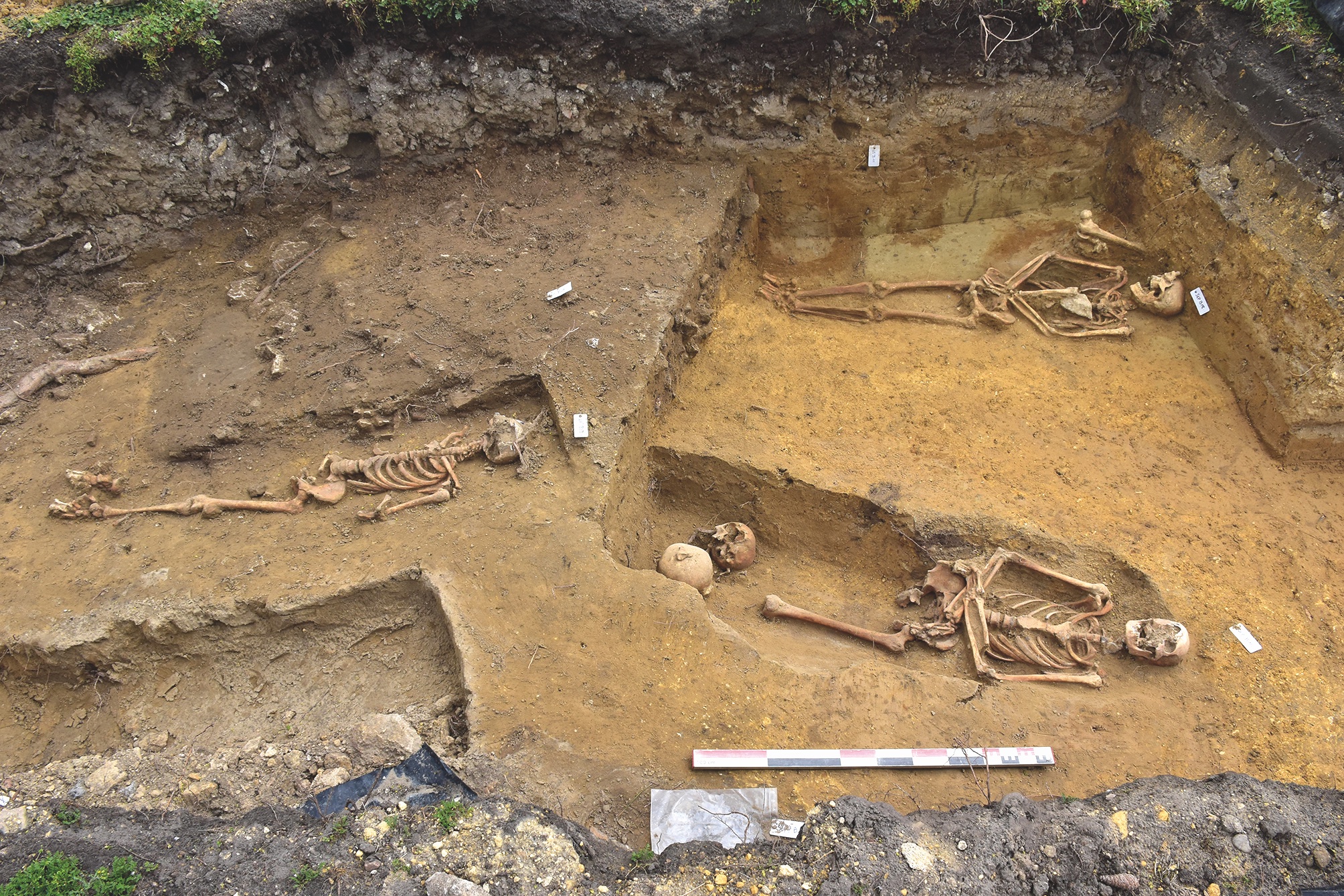 Sondages archéologiques de 2023 : les sépultures du chevet de la chapelle axiale en cours de fouille. © SDAVO, A. Alligri