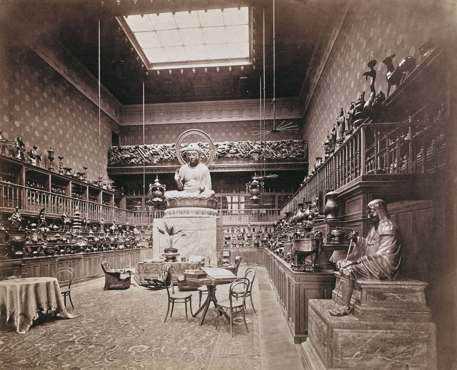 Louis-Émile Durandelle (1839‑1917), Vue de la salle du Bouddha, entre 1874 et 1890. Tirage sur papier albuminé contrecollé sur carton, 34,3 x 44,8 cm. © Paris Musées / Musée Cernuschi