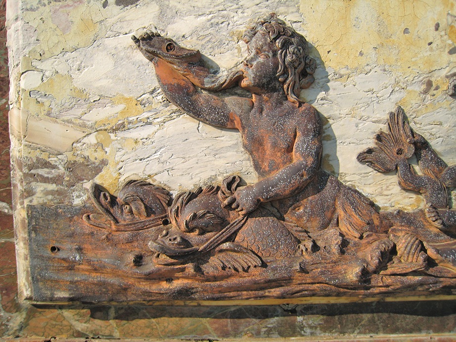 Sculptures en plomb sur le bas-relief central du Buffet d'eau, avant restauration. © A.A.
