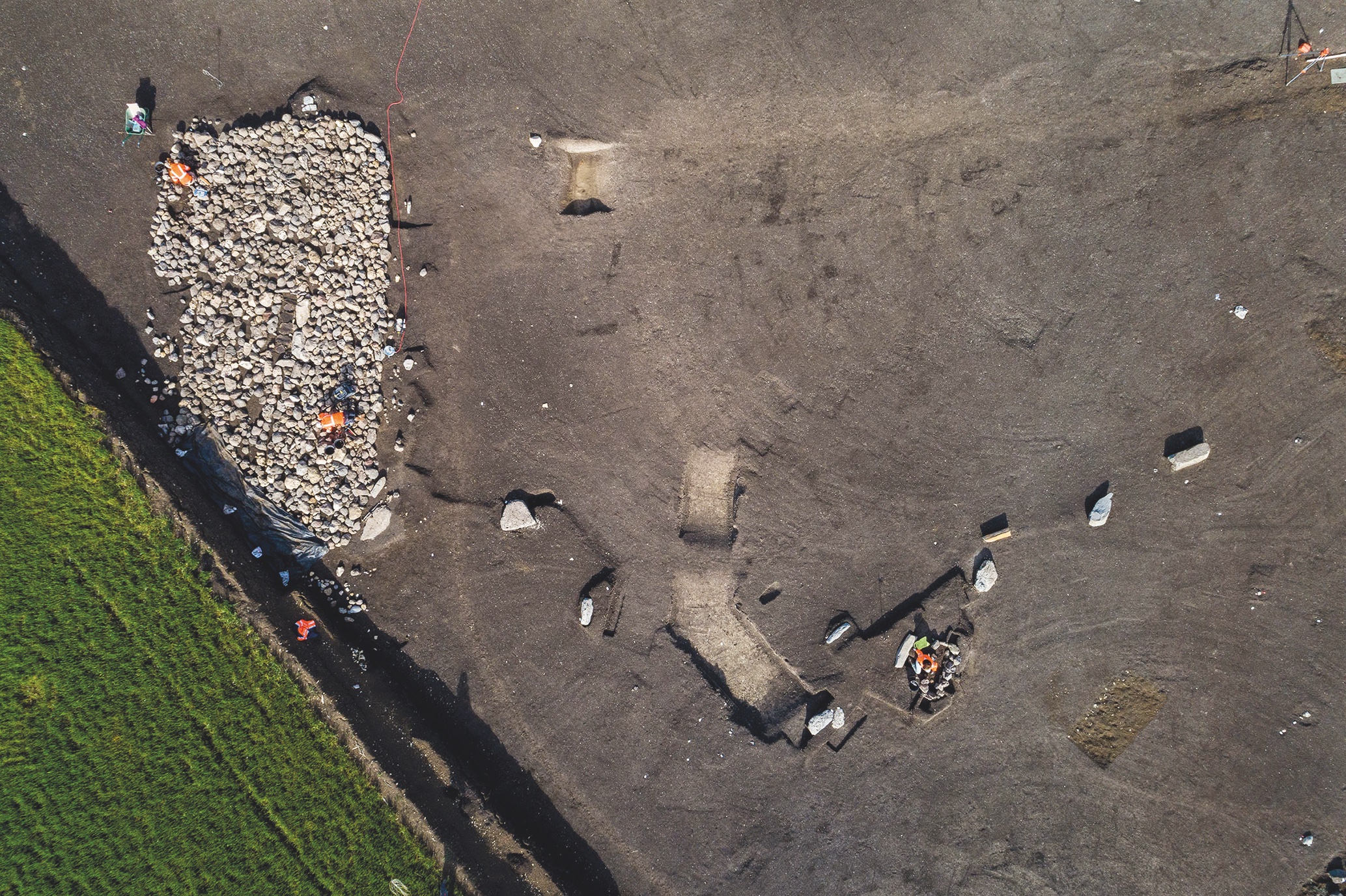 Vue aérienne des alignements de menhirs néolithiques et de la sépulture monumentale de l’Âge du bronze, site du Douleix (Veyre-Monton). © D. Gliksman, Inrap