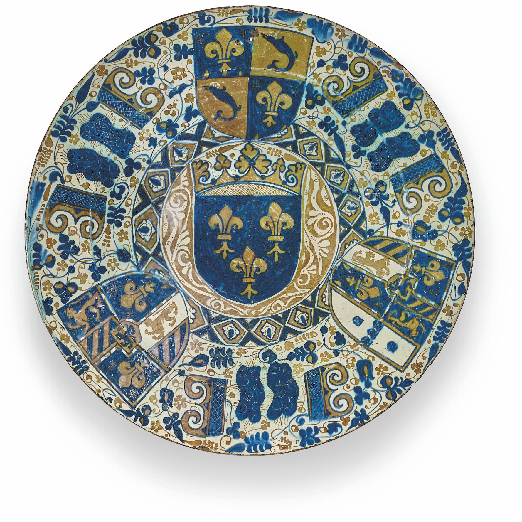 Plat aux armes de Philippe VII à décor hispano-mauresque, Valence, probablement Manises, vers 1456-1461. Faïence bleue et lustrée, 45,8 cm. Estimé : 200 000/300 000 $. Adjugé : 1 033 200 $ (frais inclus). Photo service de presse. © Christie's Images Ltd 2023