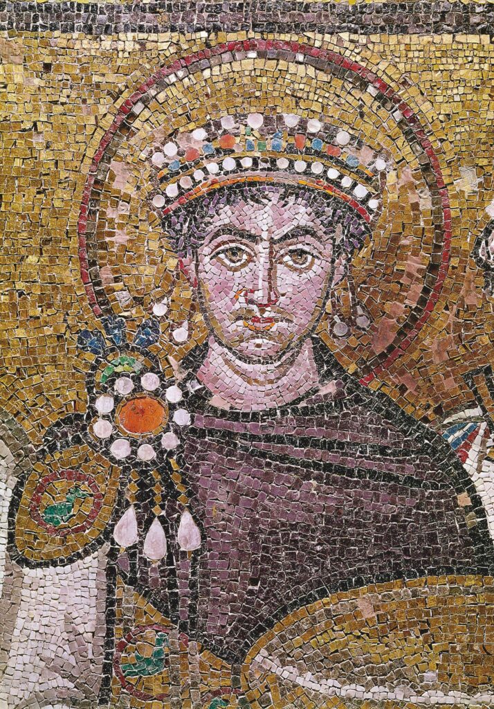 Portrait de l’empereur Justinien Ier. Mosaïque byzantine du VIe siècle. Ravenne, basilique de San Vitale. © Pictures from History / Bridgeman Images