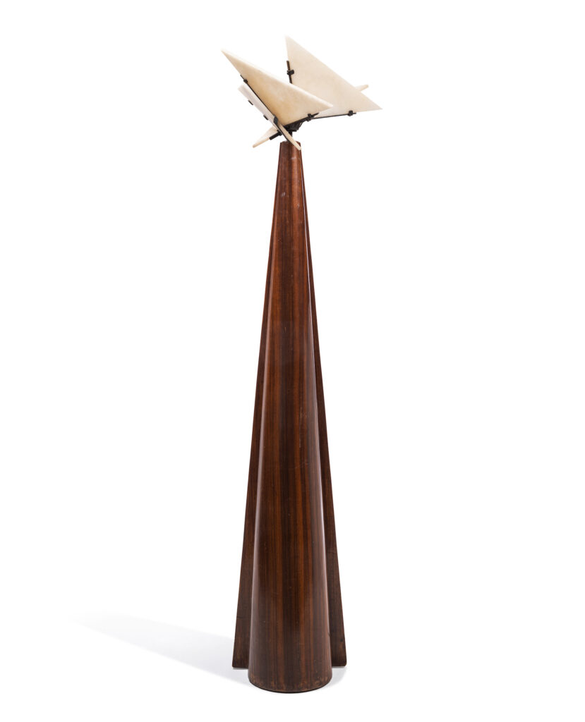 Pierre Chareau (1883-1950), lampadaire « SN31 » dit « Religieuse », modèle créé en 1923. Palissandre sculpté, albâtre, H. 182 cm. Estimé : 250 000/300 000 €. Photo service de presse. © Millon