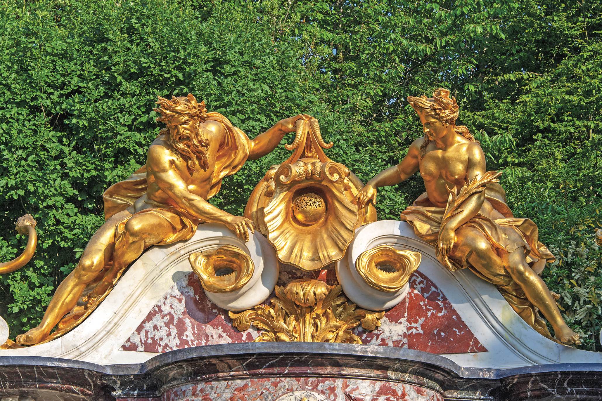 Trônant au sommet de la fontaine, Neptune et Amphitrite soutiennent l'urne d'où jaillit l'eau qui alimente le bassin. Photo service de presse. © Château de Versailles, D. Saulnier