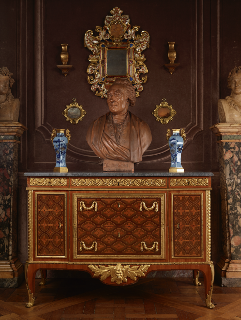 Attribuée à Martin Carlin (1730-1785), commode du comte de Buffon, Paris, époque Transition, vers 1770. Bâti de chêne, placage de bois de rose, marqueterie de bois de rose, de sycomore, de satiné et d’amarante, filets de bois clair et de bois teinté noir, bronze doré, marbre gris Sainte Anne, 97 x 134,5 x 64,2 cm. © Galerie Steinitz