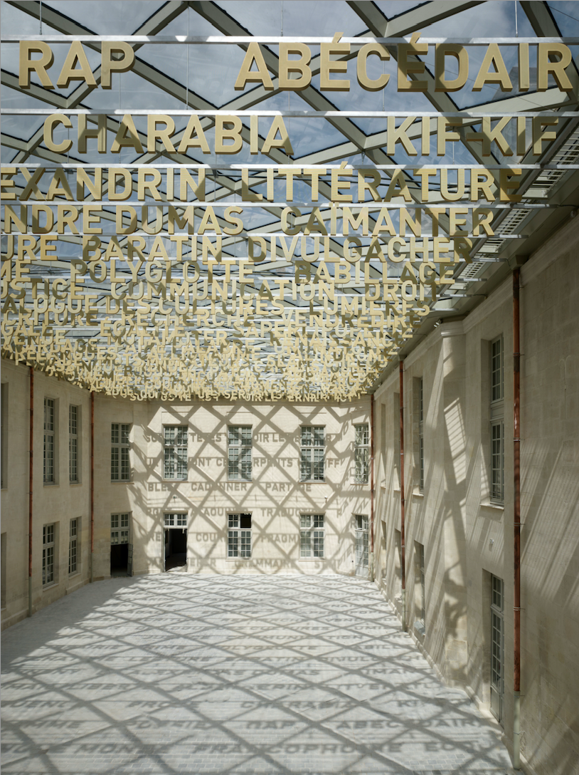 L’ancienne cour du jeu de paume et son ciel lexical. Photo service de presse. © Pierre-Olivier Deschamps / Agence Vu’ – CMN