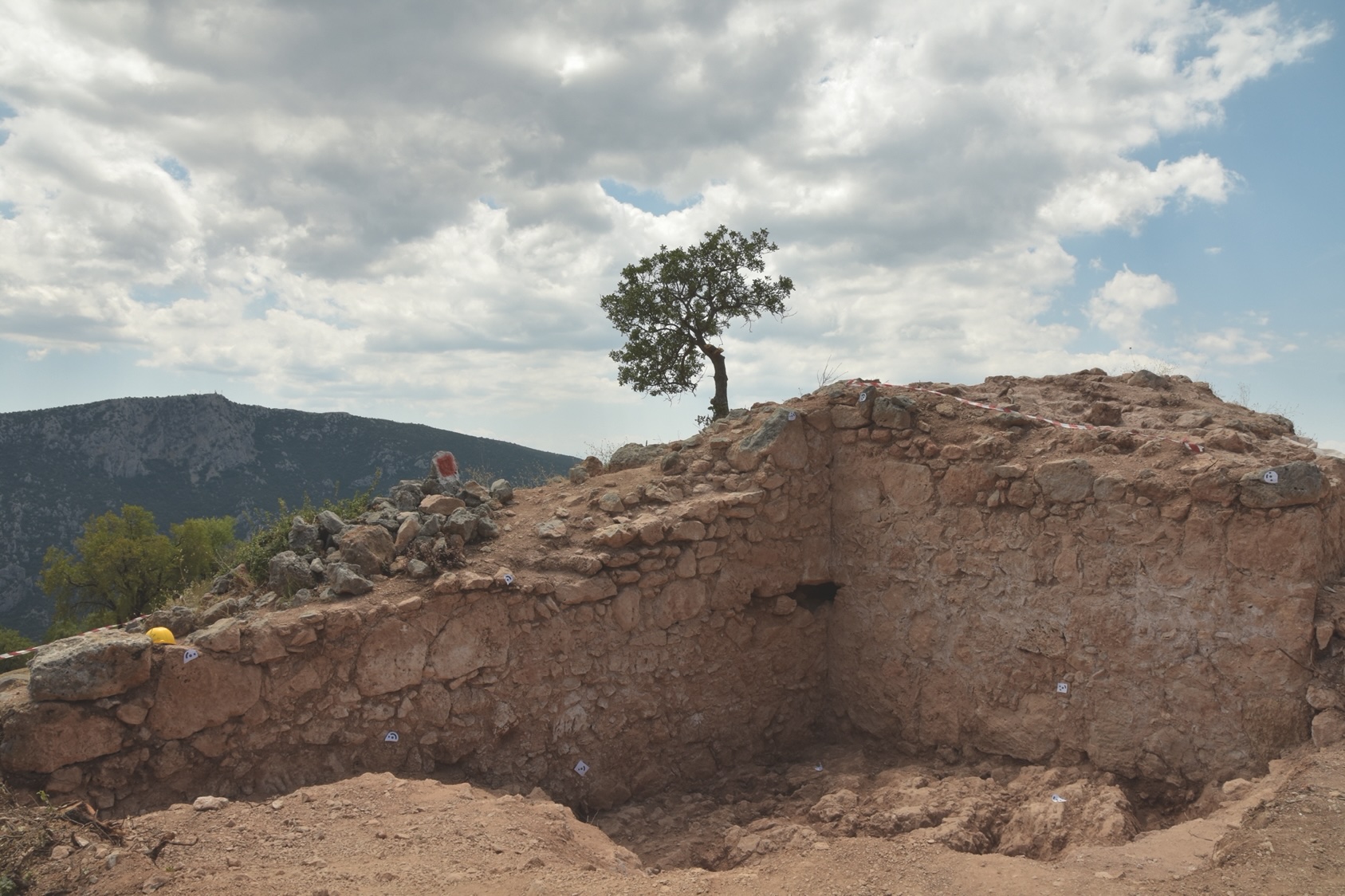 Une tour et un tronçon de rempart de l’Antiquité tardive entièrement mis au jour par la fouille. © EFA « Fortifications de Delphes », Kaelis Robert