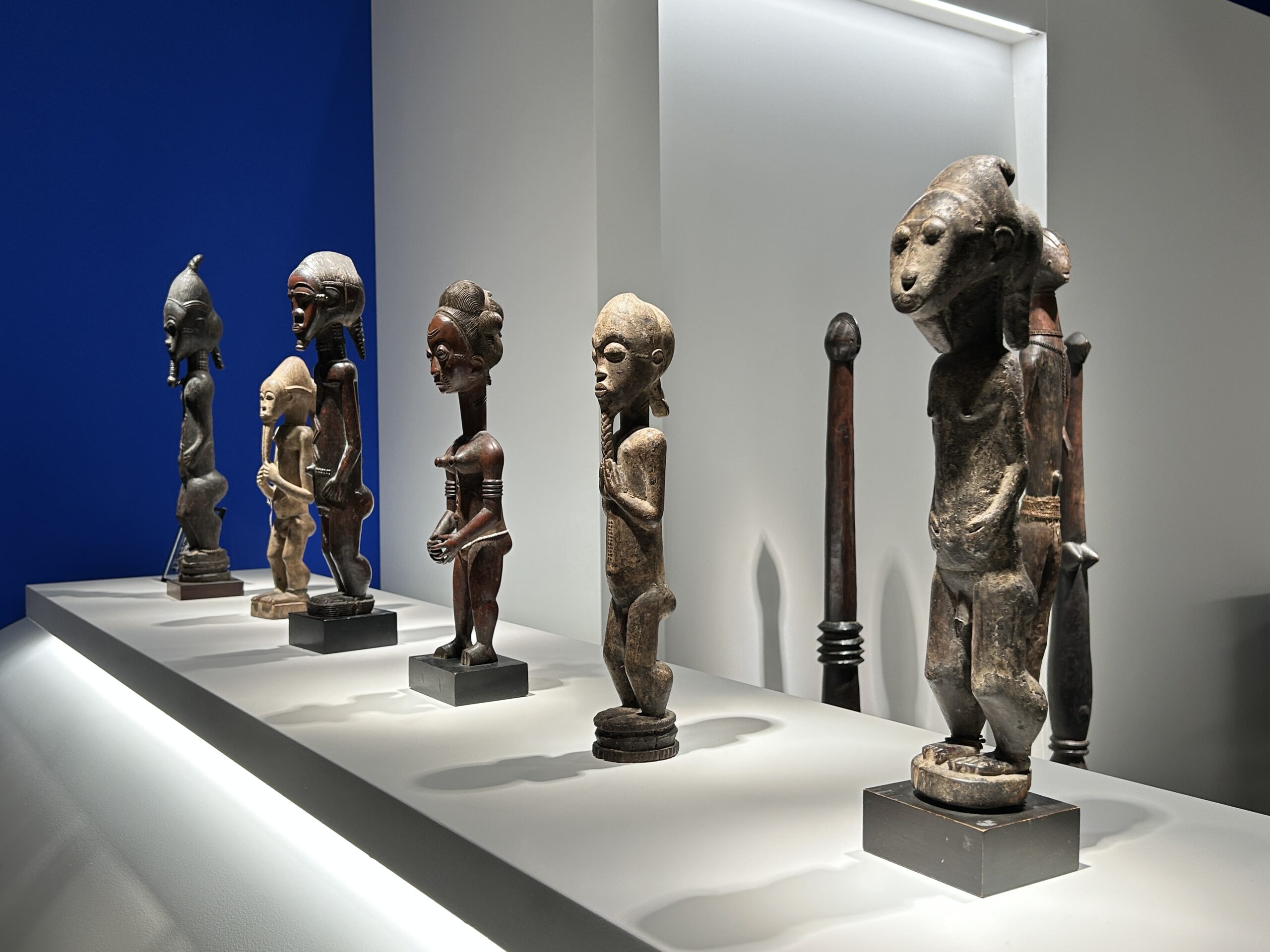 Statuettes Baoulé, Côte d’Ivoire, XIXe-XXe siècles. 39,5 à 56,5 cm. Bernard de Grunne, Bruxelles. © OPM