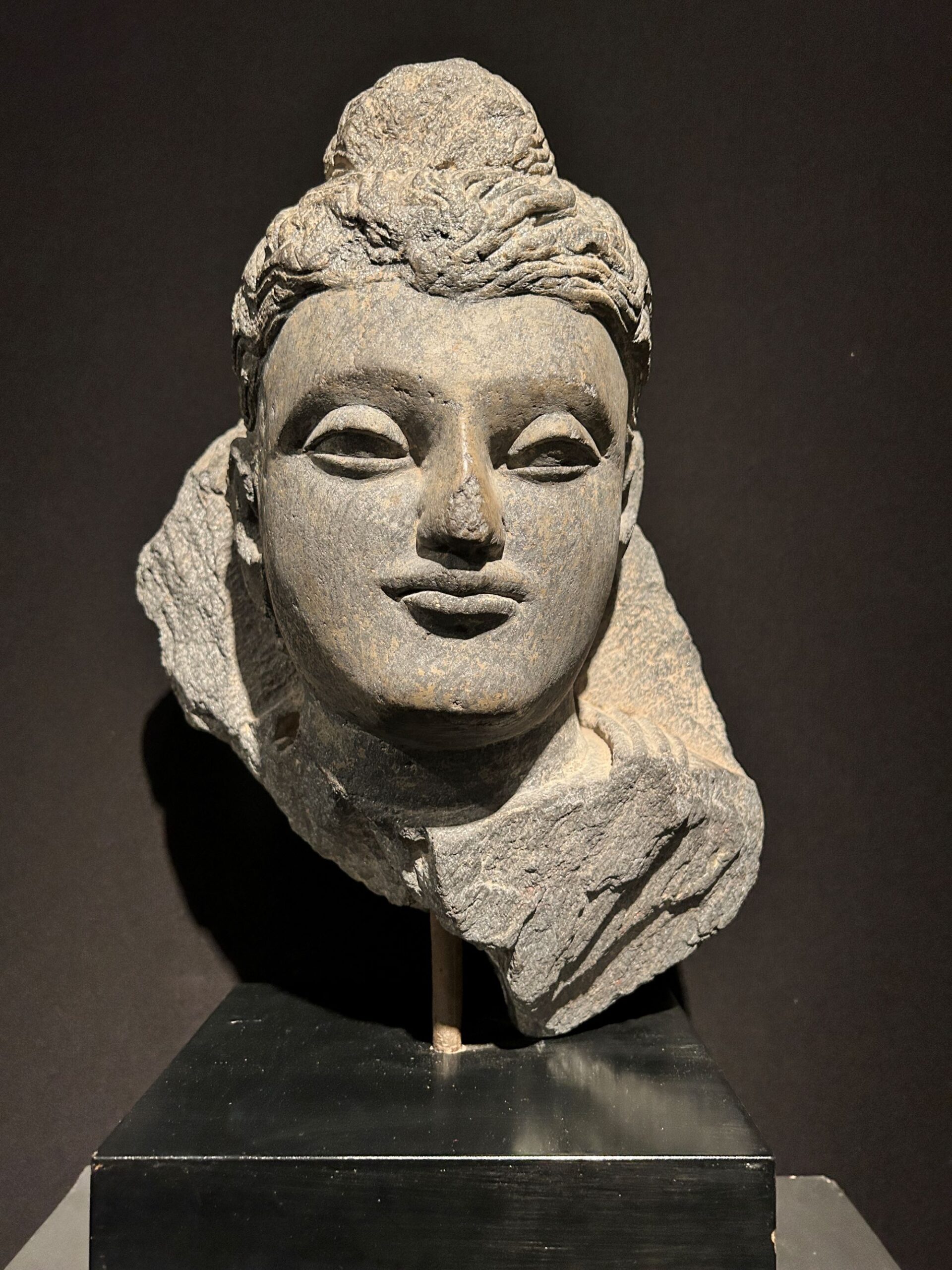 Tête de Buddha, ancienne région du Gandhara, III-IVe siècle. Schiste, 33 cm. Galerie Hioco, Paris. © OPM