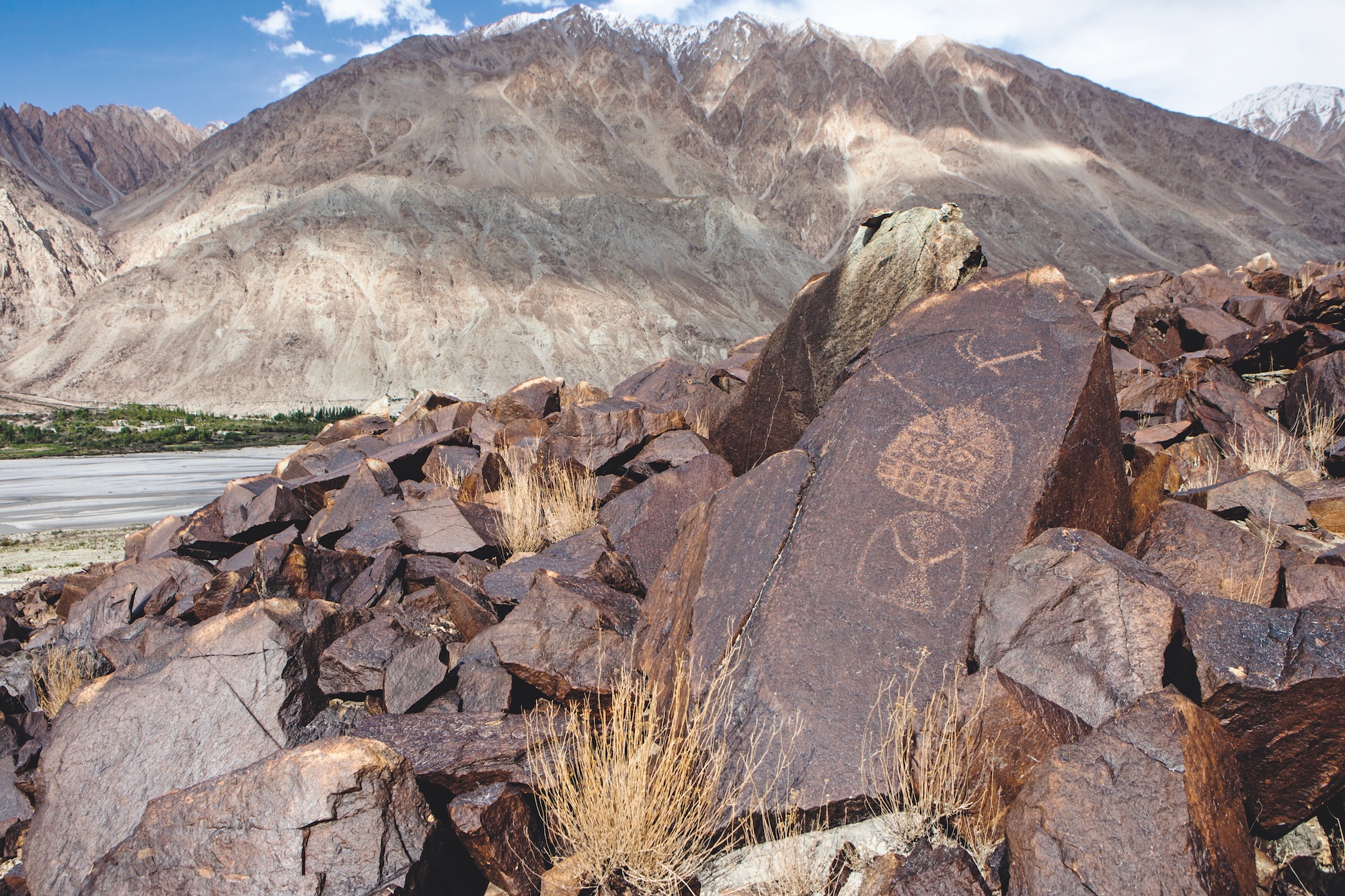 Mascoïdes gravés du site de Murgi, qui surplombe la vallée de la Siachen dans la région de la Nubra.