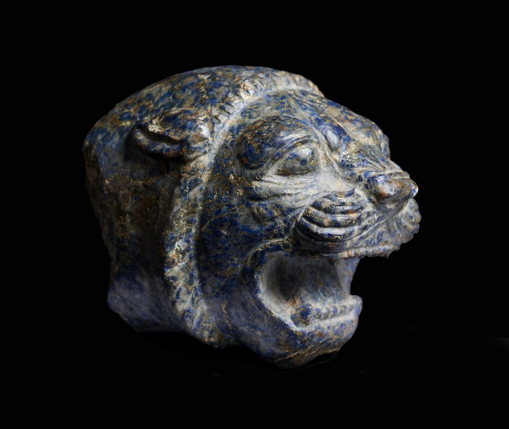 Tête de lion achéménide, Iran, art achéménide, vers le Ve siècle avant J.-C. Lapis-lazuli, 4,2 x 5 cm. © Galerie Kevorkian 