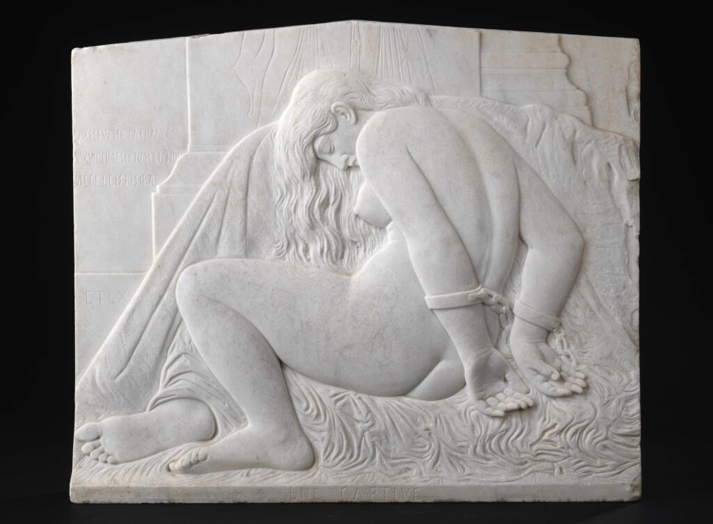 Antoine Etex (1808-1888), Une Captive, 1870. Bas-relief en marbre, 54 x 64,5 cm. © Galerie Édouard Ambroselli