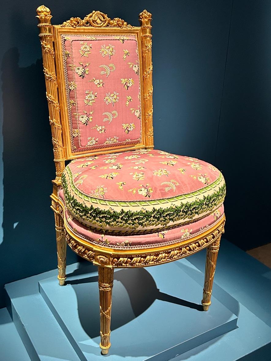 Georges Jacob (1739-1814, reçu maître en 1765), chaise en noyer sculpté et redoré d’époque Louis XVI, vers 1784-1785. Cabinet de la méridienne de Marie-Antoinette au château de Versailles. Estimation non communiquée. © OPM