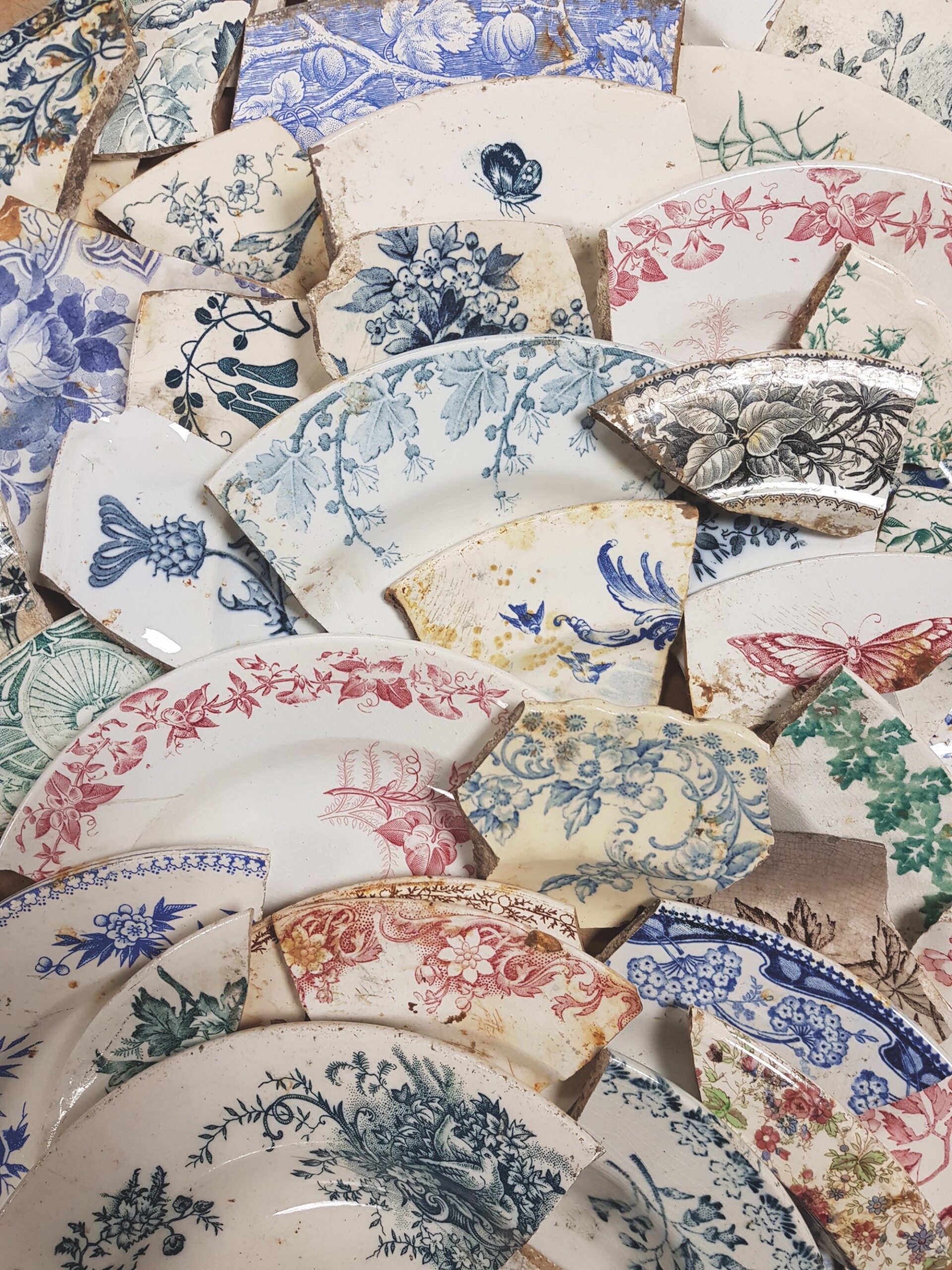 Le règne de la faïence fine : ces fragments de vaisselles de table témoignent du succès rencontré par ces produits aux décors imprimés. © Alban Horry, Inrap