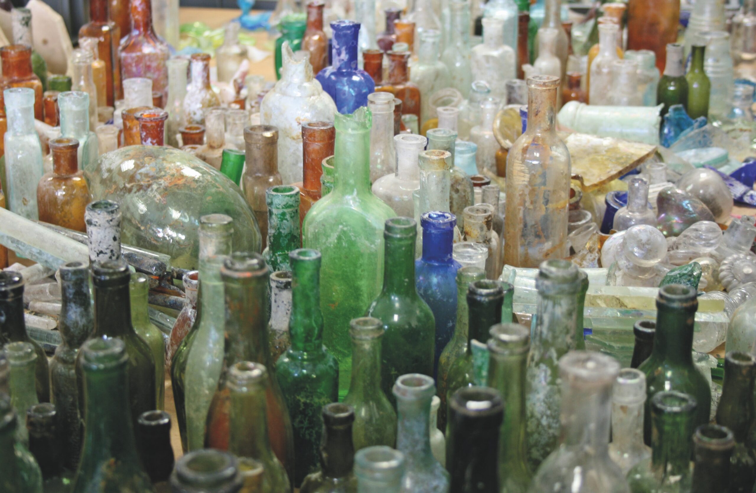 Flacons et bouteilles en verre de la fin du XIXe et du début du XXe siècle en cours d’étude. © Stéphane Brouillaud, Inrap