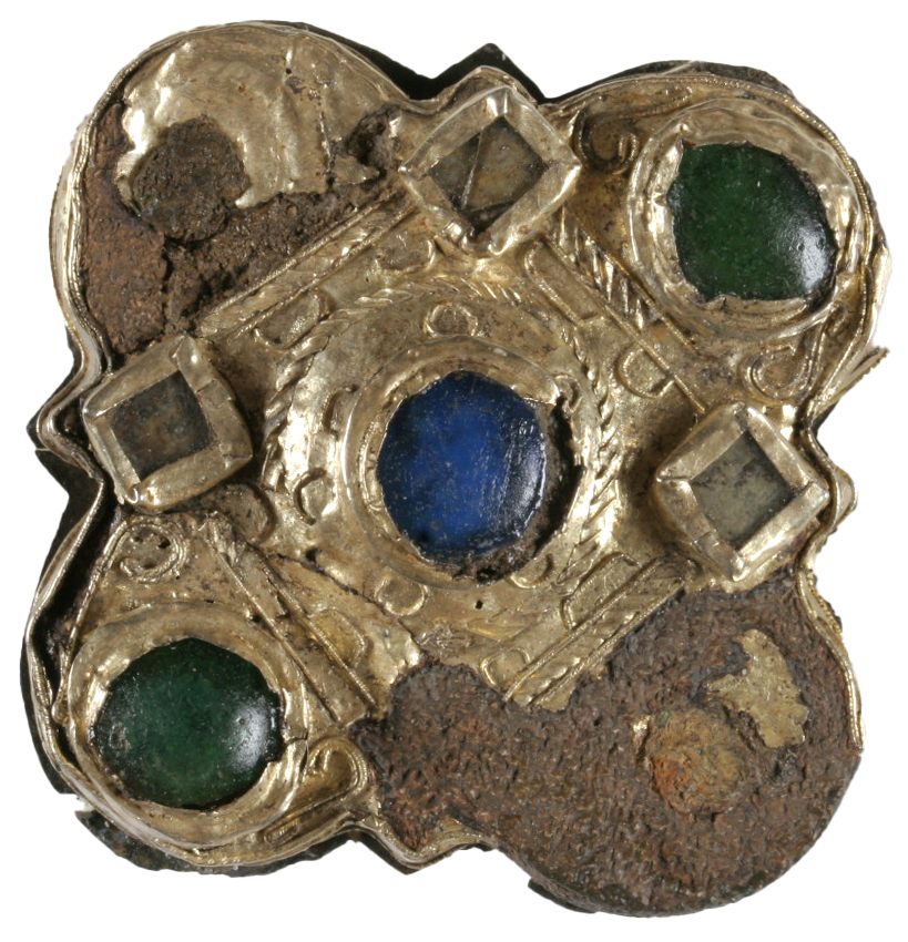 Fibule, VIIe siècle, or, alliage cuivreux, fer, verre. © Musée Vivant Denon / dessin Catherine Michel